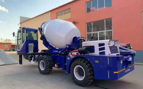 Camión hormigonera azul y blanco, un ejemplo de los diversos tipos de hormigoneras, listo para la obra.