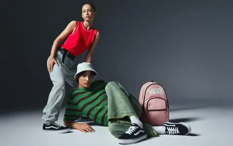 Dwoje nastolatków w modnych stylizacjach, plecak Vans i buty Vans.