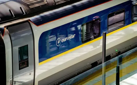 Eurostar-Zug am Bahnsteig, Teil des europäischen Schienennetzes.