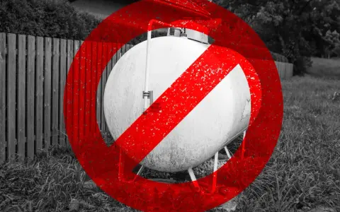 Zbiornik na gaz z przekreśleniem. Nadchodzi zakaz ogrzewania gazem w Polsce, czas na zmiany.
