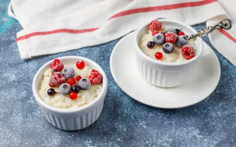 Co to jest pudding? Poznaj różnice i smaki tego deseru