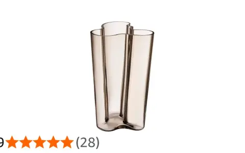 En elegant Alvar Aalto vas i rökfärgat glas, en tidlös design som finns i flera alvar aalto vas storlekar.