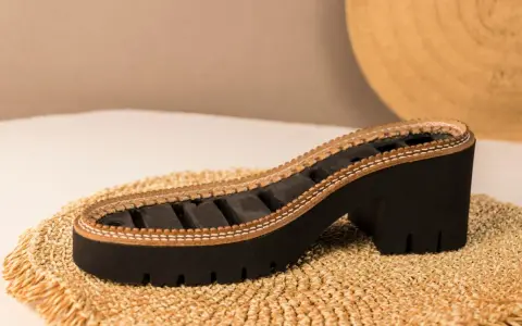 Suela de zapato con plataforma y tacón grueso, elaborada con caucho natural y detalles de cuero.