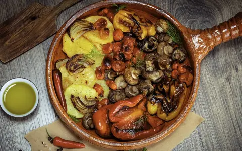 Deliciosas recetas con champiñones, patatas, pimientos y tomates asados en cazuela de barro.