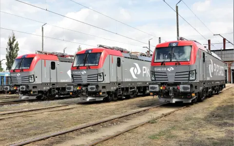 Trzy nowoczesne lokomotywy PKP Cargo stojące na torach kolejowych.