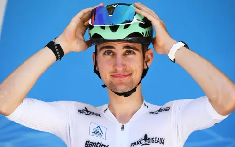 Romain Bardet richtet seinen Helm, bereit für das Rennen.