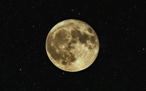 Luna llena, como si se pudiera cargar piedras lunares bajo su luz. El cielo estrellado la rodea.
