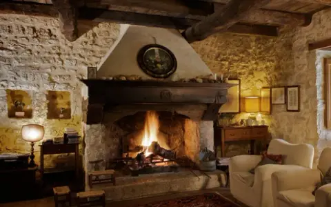 Camini Rustici Montagna: Stili, Costi e Normative 2024