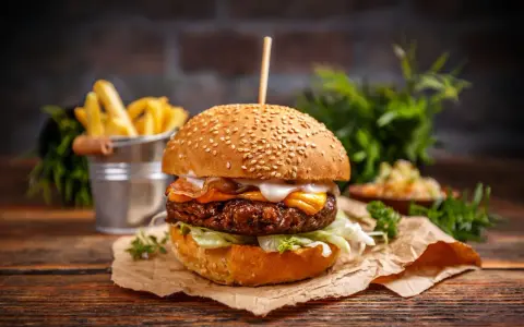 Co w burgerze? Pełny przewodnik po składnikach i smakach!