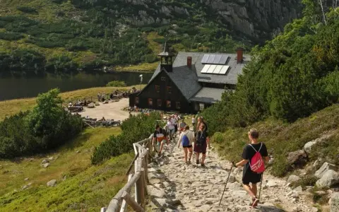 Ile kosztuje nocleg w schronisku? Ceny, zniżki i porady na sezon
