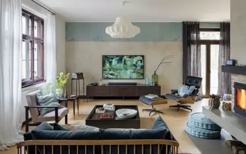 Nowoczesny salon z abstrakcyjnym obrazem nad szafką RTV. Idealna inspiracja, co powiesić na ścianie w salonie.