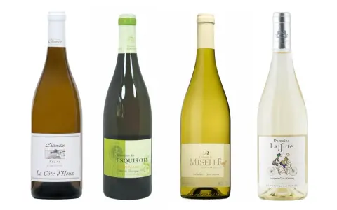 Quatre bouteilles de vins blancs : La Côte d'Heux, Domaine les Esquirots, Domaine de Miselle et Domaine Laffitte, tous des Côtes de Gascogne blanc sec ou moelleux.