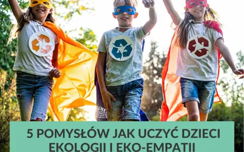 Trójka dzieci w pelerynach i maskach superbohaterów, z symbolami recyklingu na koszulkach, biegnie przez trawnik. Uczą się ekologii!