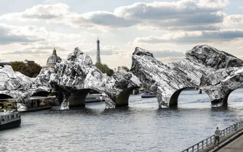 Pont de pierre transformé en rochers monumentaux, une vision audacieuse de Christo et Jeanne-Claude sur la Seine, avec la Tour Eiffel en arrière-plan.