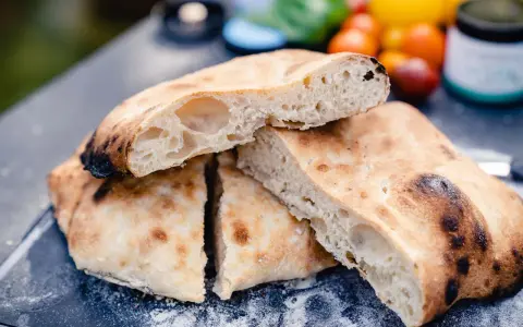 Frisch gebackene Schiacciata, perfekt für ein einfaches Schiacciata Rezept. Außen knusprig, innen luftig.