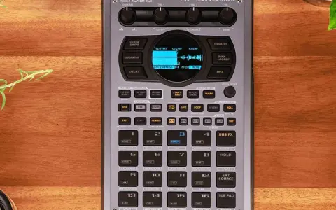 Roland SP-404MKII, sampler z niebieskim wyświetlaczem, gotowy do tworzenia muzyki.