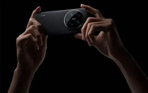 Manos sostienen un Xiaomi con cámara Leica. ¿Prefieres el estilo Leica vibrant o Leica authentic para tus fotos?