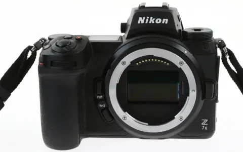 Czarny aparat Nikon Z7 III z obiektywem bez obiektywu, gotowy do uchwycenia Twoich najlepszych ujęć.