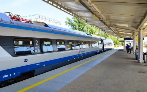 Pociąg PKP Intercity na peronie, czekający na pasażerów. Czyżby opóźnienia pociągów Warszawa?