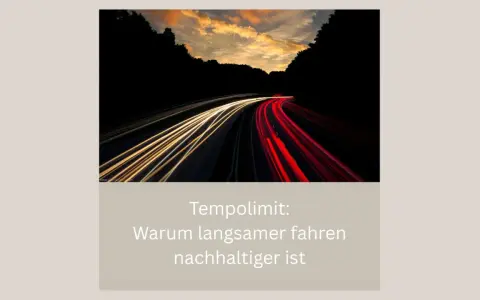 Autobahn bei Nacht mit Lichtspuren. Ein Tempolimit hilft, klimaneutral 2035 zu erreichen, da langsames Fahren nachhaltiger ist.
