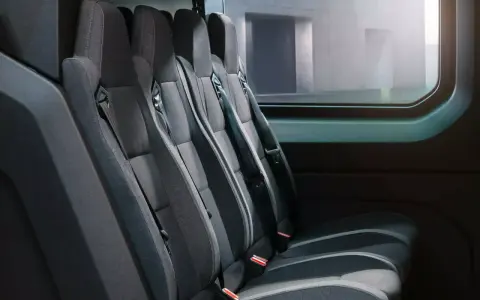 Asientos traseros del renault master interior, con cinturones de seguridad y ventana lateral.
