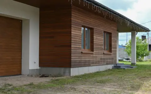 Elewacja drewnopodobna? Poznaj 6 trwałych i tanich alternatyw!