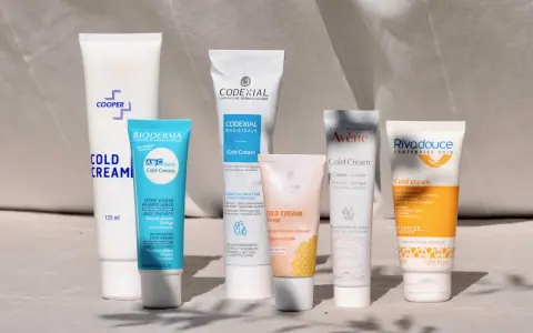 Plusieurs tubes de cold cream de différentes marques (Bioderma, Avène, Codéxial, Weleda, Cooper, Rivadouce) sont alignés.