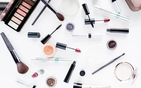 Jak dobrać krem BB, rozświetlacz i bronzer w kremie do codziennego makijażu twarzy? Przegląd produktów i wskazówki, na co zwrócić uwagę przy wyborze