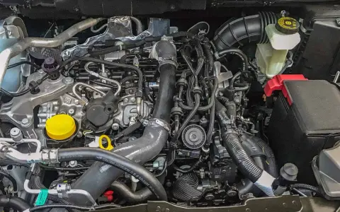 Silnik 1.3 tce z widocznymi przewodami, turbosprężarką i zbiorniczkiem płynu.