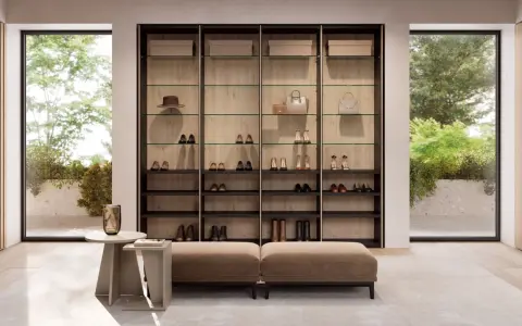 Armario moderno con estantes de cristal y madera, exhibiendo zapatos, bolsos y sombreros. Ideal para un cambio de armario organizado y elegante.