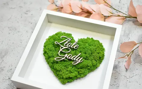 Serce z mchu ozdobione napisem "Złote Gody", symbolizujące wiele lat wspólnego życia.