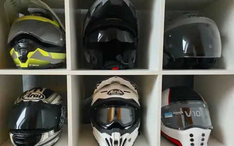 Różne rodzaje kasków motocyklowych: enduro, integralny, szczękowy, crossowy i sportowy.