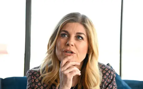 Pernilla Wahlgren, med handen vid hakan, funderar på sitt nästa Melodifestivalen-bidrag.