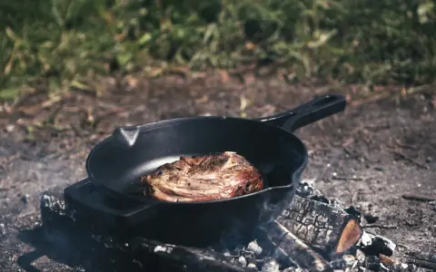 Patelnia na ognisko: Jak wybrać idealną? Żeliwo vs Stal