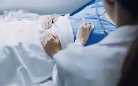 Lekarz osłuchuje pacjenta po ablacji. Ważne jest, czego nie wolno po ablacji, by zapewnić rekonwalescencję.
