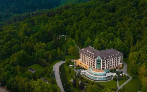 Hotel Belweder Ustroń, otoczony zielonymi lasami Beskidów. Wiele pozytywnych hotel belweder ustroń opinie potwierdza jego urok.