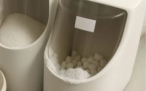 Deux bacs d'adoucisseur d'eau. L'un contient du sel en poudre, l'autre des pastilles de sel. L'eau dans le bac à sel adoucisseur est essentielle.