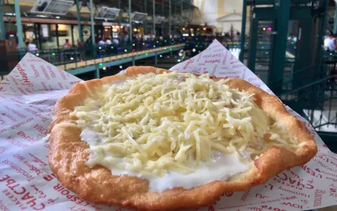 Lángos z serem i śmietaną, idealny, by dowiedzieć się, co zjeść w Budapeszcie.