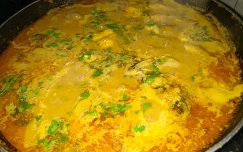 Curry: na co pomaga i kto powinien go unikać?