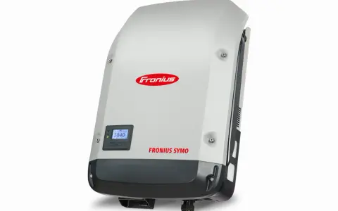 Szary falownik Fronius Symo 20kW z wyświetlaczem pokazującym moc wyjściową AC 3840.