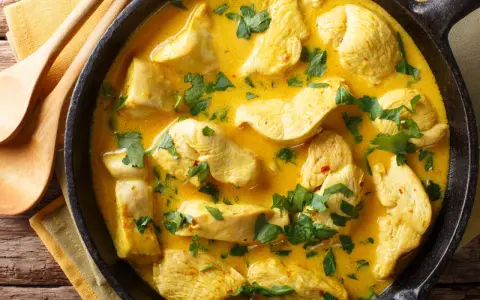 Straccetti di pollo al curry in padella, un piatto profumato e invitante, pronto per essere gustato.