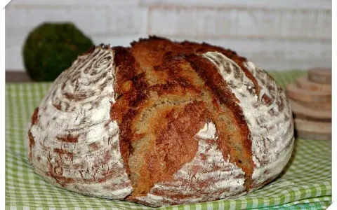 Ein rustikales Brot mit knuspriger Kruste, das mit viel Liebe und lievito madre gebacken wurde.