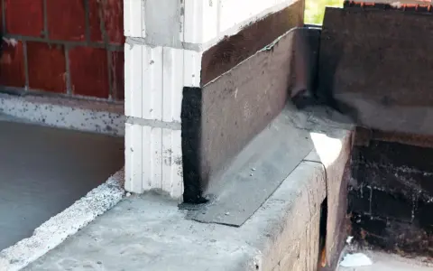 Papa do izolacji poziomej na styku ścian z bloczków i fundamentu. Zabezpieczenie przed wilgocią.