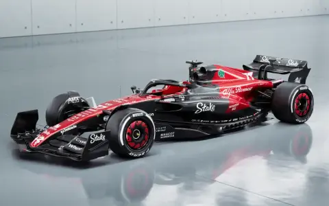 El coche de **Alfa Romeo F1** en rojo y negro, listo para la carrera.