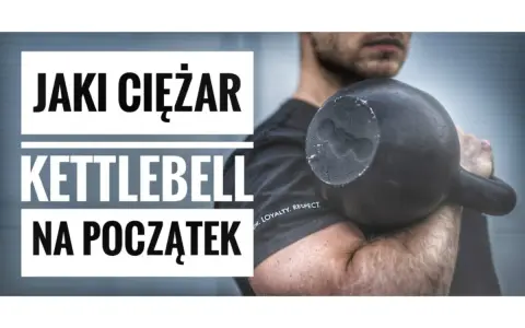 Jaki kettlebell na początek? Mężczyzna trzyma czarny kettlebell, gotowy do treningu.