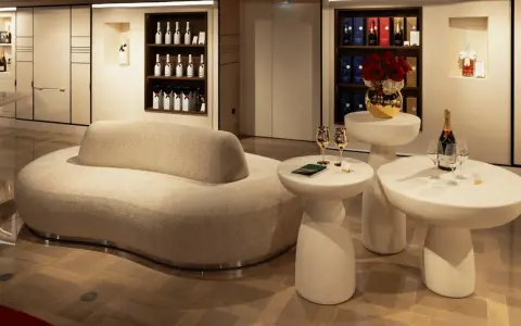 Elegante Lounge mit Moët-Flaschen und Gläsern. Die Herkunft des Champagners wird hier stilvoll präsentiert.
