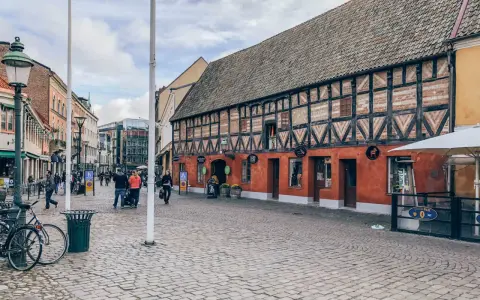 Malmö co zobaczyć: urokliwa starówka z brukowanymi uliczkami i zabytkową architekturą, idealna na spacer.