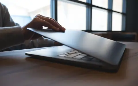 Dłoń zamyka cienki ultrabook. To idealne urządzenie do pracy i nauki, co to jest ultrabook?