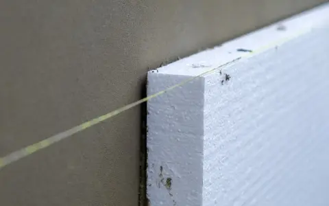 Aislamiento de poliestireno en una pared, un paso clave para la eficiencia energética en viviendas.