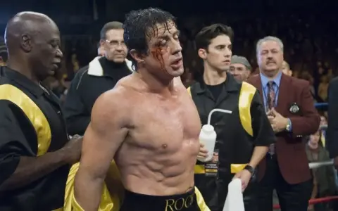 Rocky Balboa, con un occhio nero e il volto insanguinato, è pronto per un altro round.